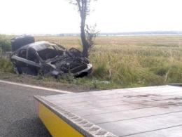 Samochód zapalił się po uderzeniu w drzewo