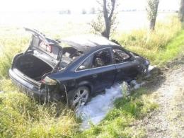 Samochód zapalił się po uderzeniu w drzewo