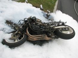 Motocykl zapalił się po zderzeniu z samochodem