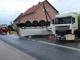 Cysterna z chemikaliami wywróciła się w Łosiowie