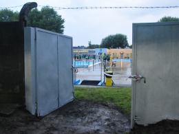 Piłkarze przebierali się na basenie, bo szatnie są w remoncie