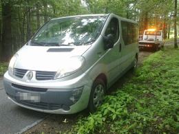 Kobieta prowadząca busa uderzyła w drzewo
