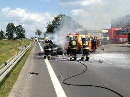 Samochód terenowy stanął w ogniu po zderzeniu z busem