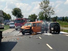 Samochód terenowy stanął w ogniu po zderzeniu z busem