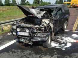 Samochód terenowy stanął w ogniu po zderzeniu z busem