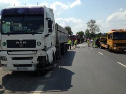 Samochód terenowy stanął w ogniu po zderzeniu z busem