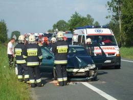 Samochód uderzył w tył ciężarówki