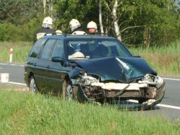 Samochód uderzył w tył ciężarówki