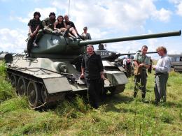 Załoga T-34 w komplecie. Do Winowa czołg przyjechał z Muzeum Miejskiego w Dąbrowie Górniczej.
