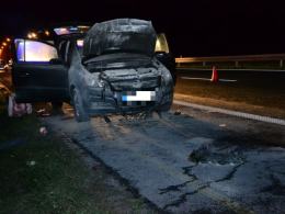 Kierowcy ugasili palący się na autostradzie samochód