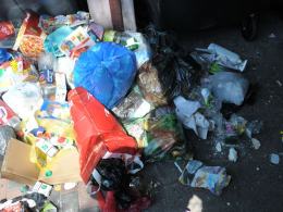 Kolejne problemy ze śmieciami. Za mało kubłów, za rzadko odbierane odpady.