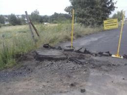 Mieszkańcy gminy omijają osuwisko aby nie nadrabiać drogi objazdami.