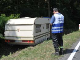Wypadek samochodu z przyczepą kempingową. Jedna osoba nie żyje.