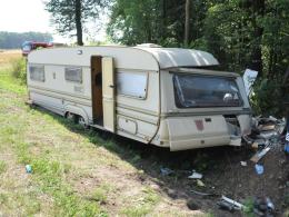Wypadek samochodu z przyczepą kempingową. Jedna osoba nie żyje.