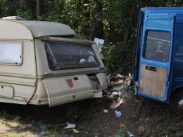 Wypadek samochodu z przyczepą kempingową. Jedna osoba nie żyje.