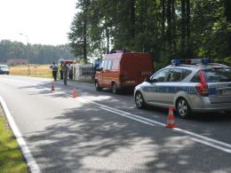 Wypadek samochodu z przyczepą kempingową. Jedna osoba nie żyje.