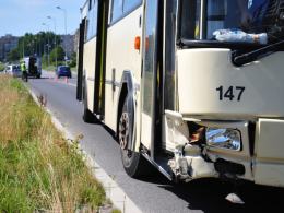Pijany kierowca chevroleta wjechał w autobus