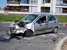 Pijany kierowca chevroleta wjechał w autobus