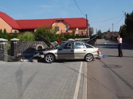 Samochód wypadł z drogi i uderzył w ogrodzenie