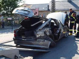 Samochód wypadł z drogi i uderzył w ogrodzenie