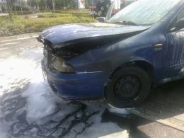 Pożar samochodu na parkingu hipermarketu