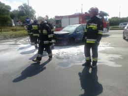 Pożar samochodu na parkingu hipermarketu