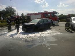 Pożar samochodu na parkingu hipermarketu