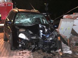 Kierowca wjechał samochodem w mur i uciekł