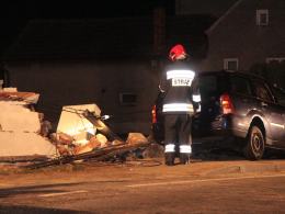Kierowca wjechał samochodem w mur i uciekł