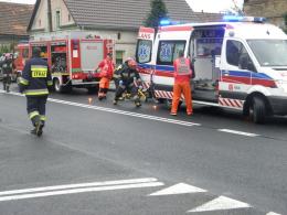 Kobieta staranowała płot i uderzyła w drzewo