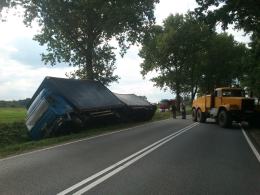 W Kostowie ciężarówka wjechała do rowu