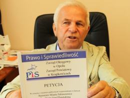 Burmistrz Dieter Przewdzing pokazuje petycję, jaką otrzymał od polityków PiS.