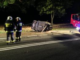Groźny wypadek pod Strzelcami Opolskimi. 22-latek rozbił auto na drzewie.