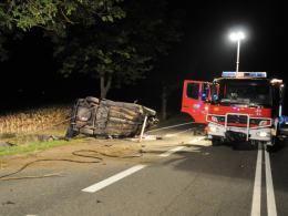 Groźny wypadek pod Strzelcami Opolskimi. 22-latek rozbił auto na drzewie.