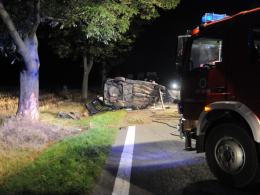 Groźny wypadek pod Strzelcami Opolskimi. 22-latek rozbił auto na drzewie.