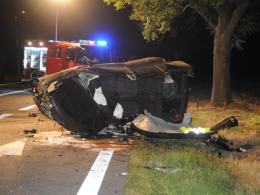 Groźny wypadek pod Strzelcami Opolskimi. 22-latek rozbił auto na drzewie.