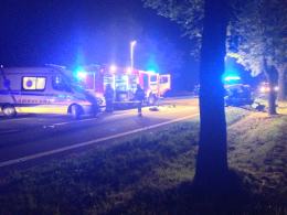 Groźny wypadek pod Strzelcami Opolskimi. 22-latek rozbił auto na drzewie.