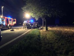 Groźny wypadek pod Strzelcami Opolskimi. 22-latek rozbił auto na drzewie.