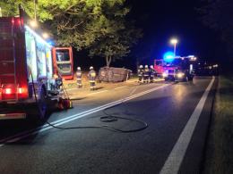 Groźny wypadek pod Strzelcami Opolskimi. 22-latek rozbił auto na drzewie.