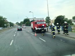 Kilkusetmetrowa plama oleju w Opolu