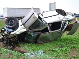 Opel wypadł z autostrady i dachował na polu