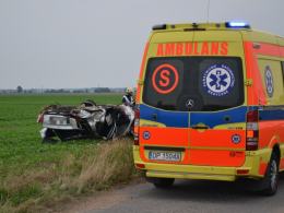 Opel wypadł z autostrady i dachował na polu