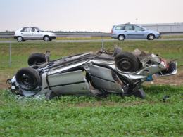 Opel wypadł z autostrady i dachował na polu