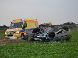 Opel wypadł z autostrady i dachował na polu