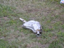 Opel wypadł z autostrady i dachował na polu