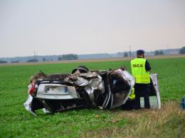 Opel wypadł z autostrady i dachował na polu