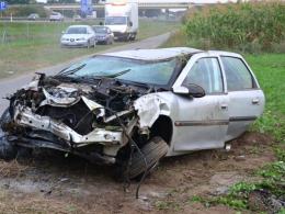 Opel wypadł z autostrady i dachował na polu