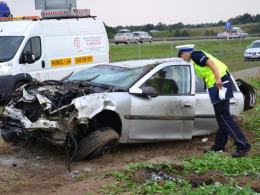 Opel wypadł z autostrady i dachował na polu