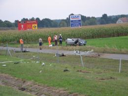 Opel wypadł z autostrady i dachował na polu