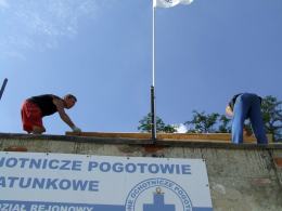 Ratownicy WOPR z pomocą Nysan odbudowują spaloną strażnicę